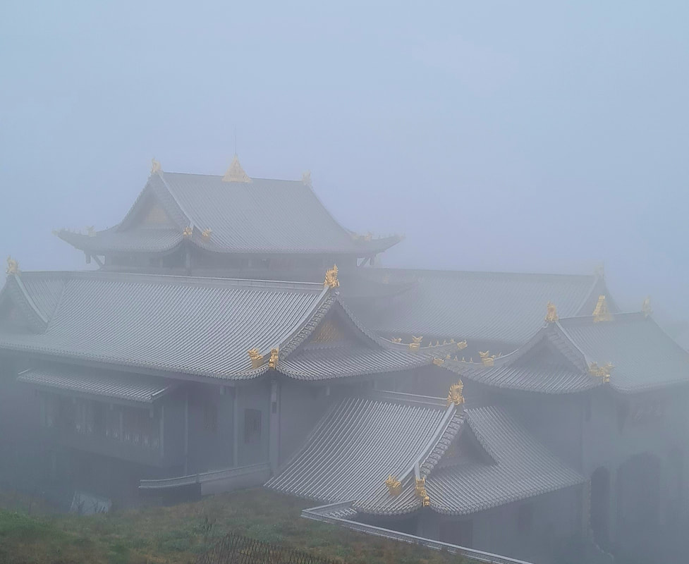 emei shan golden summit mist