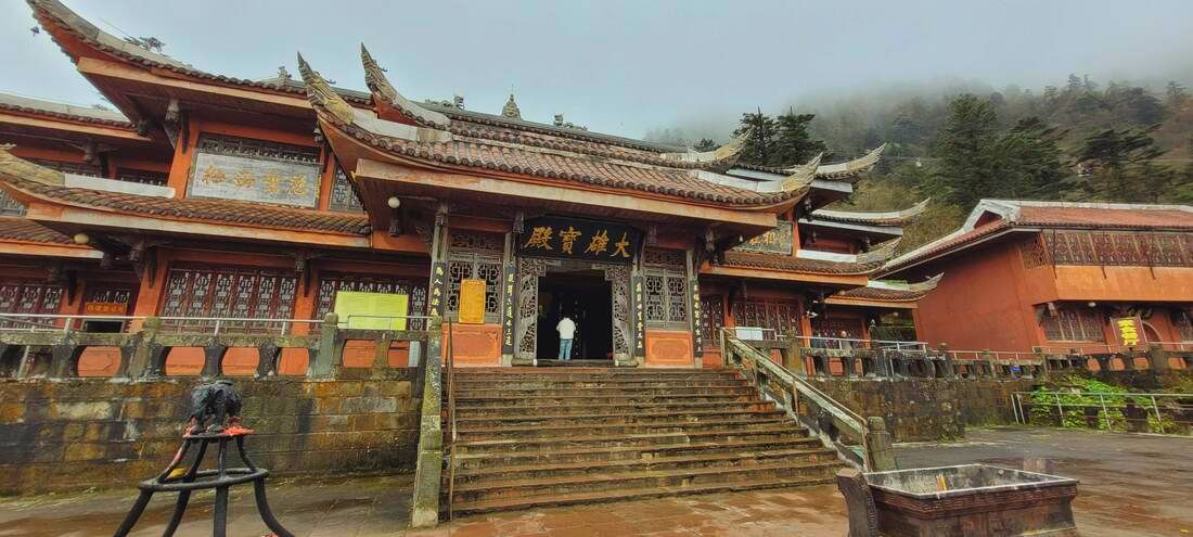 A Temple Offering Accommodation Near the Linggongli Cable Car and Bus Station
